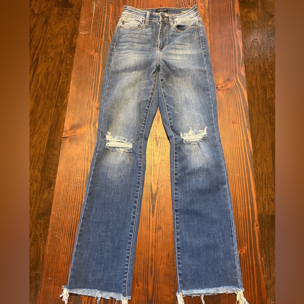 CASTLE ROCK HIGH RISE DISTRESSED KNEE STRAIGHT Size 3/26

Like NEW. Warn once